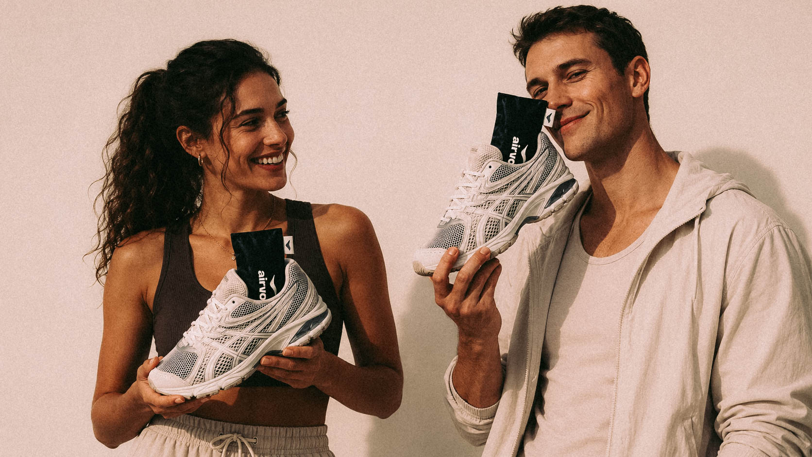 Zwei Personen mit frischen Schuhen und AIRVO Reset Pads