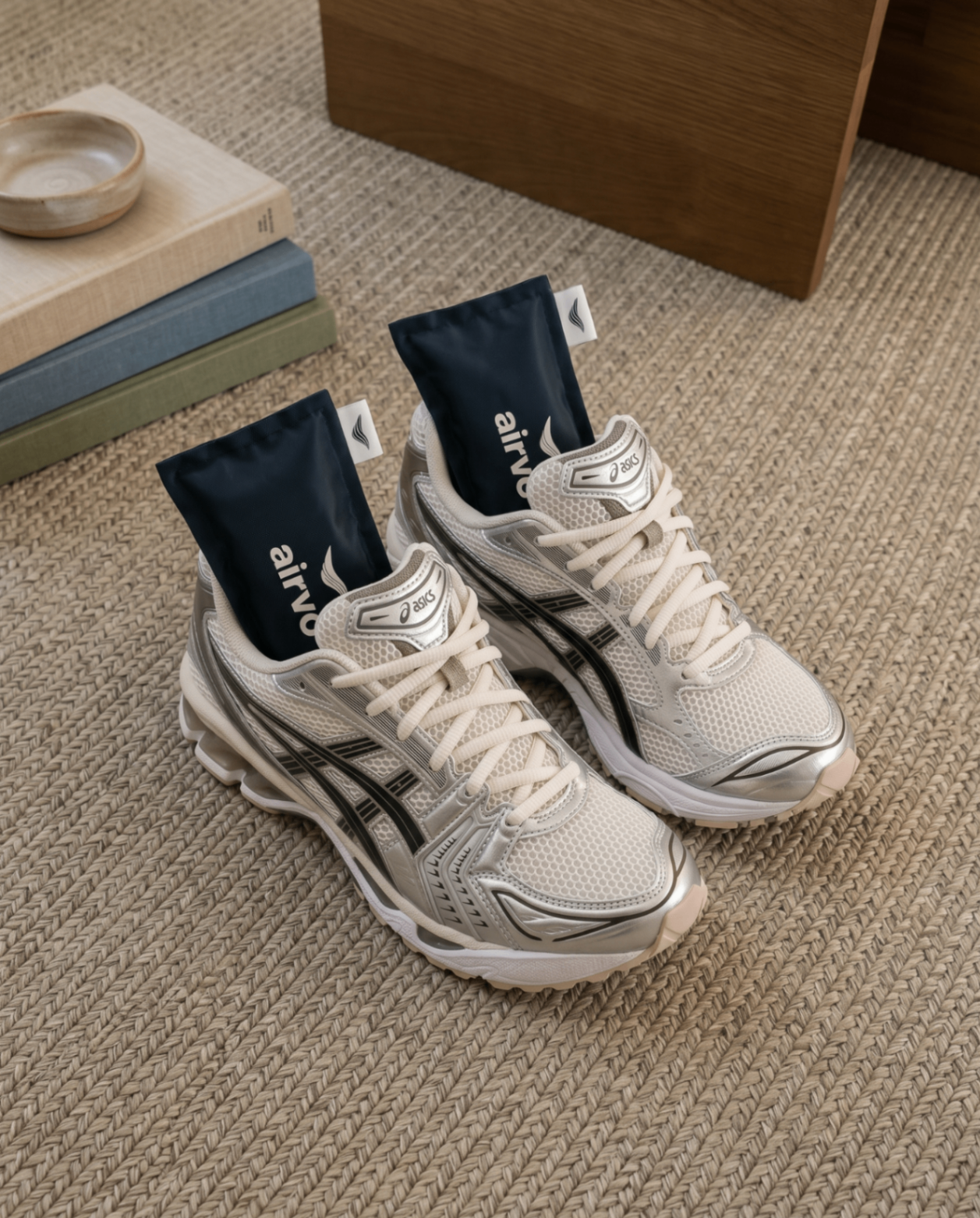 AIRVO Moment Sneaker mit Pads auf Teppich