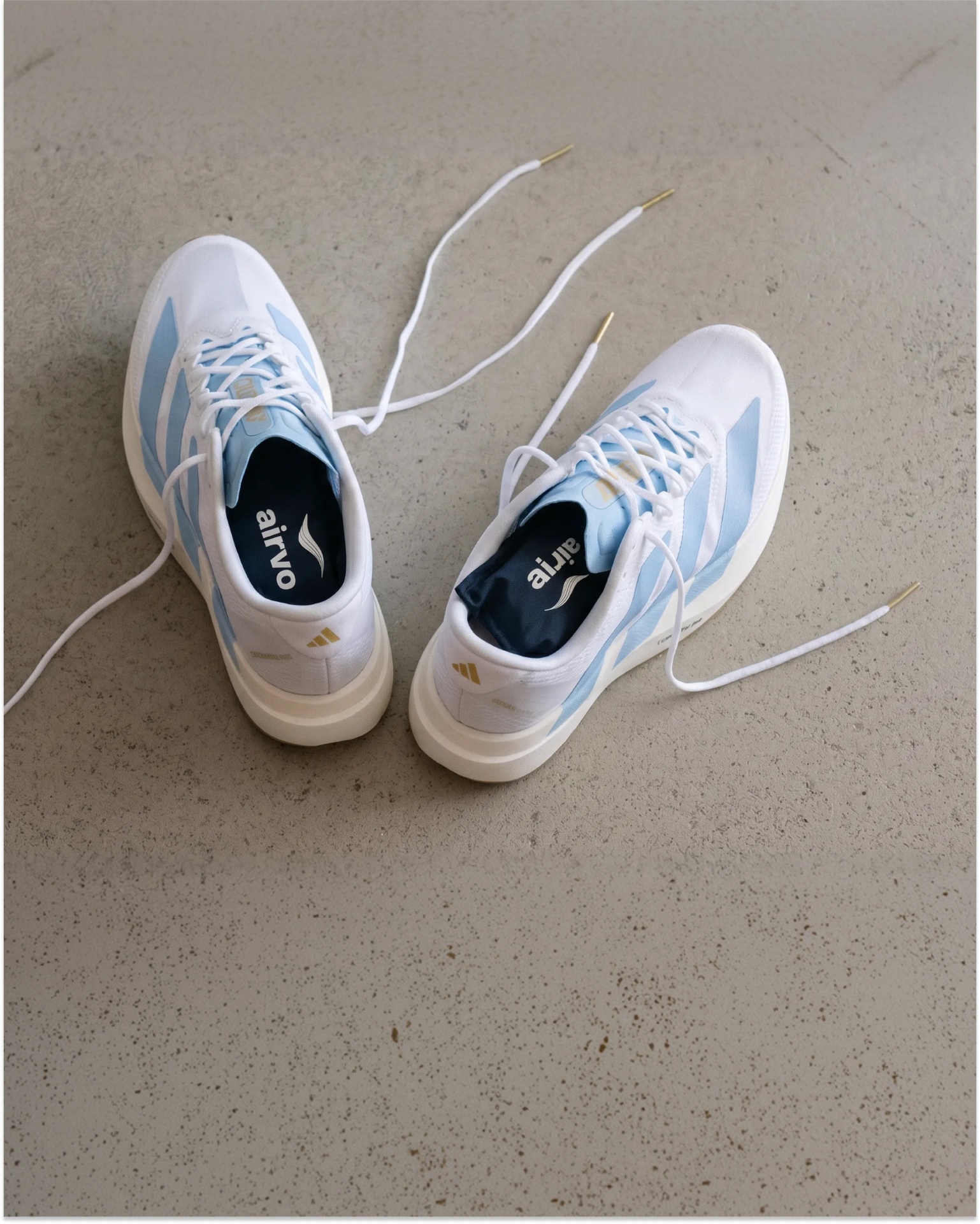 AIRVO Moment hellblaue Sneaker mit Pads